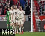 08.04.2025,  Fussball UEFA Championsleague 2024/2025: Viertelfinale Hinspiel, FC Bayern Mnchen - Inter Mailand, in der Allianz-Arena Mnchen.v.l. Torwart Jonas Urbig (FC Bayern Mnchen), Josip Stanisic (Bayern Mnchen), mm15 und Joshua Kimmich (FC Bayern Mnchen) lassen die Kpfe hngen.
  

