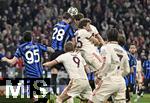 08.04.2025,  Fussball UEFA Championsleague 2024/2025: Viertelfinale Hinspiel, FC Bayern Mnchen - Inter Mailand, in der Allianz-Arena Mnchen. v.l. Alessandro Bastoni (Inter Mailand), Benjamin Pavard (Inter Mailand), Harry Kane (FC Bayern Mnchen), Thomas Mller (FC Bayern Mnchen) und Serge Gnabry (FC Bayern Mnchen) 
  

