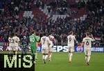 08.04.2025,  Fussball UEFA Championsleague 2024/2025: Viertelfinale Hinspiel, FC Bayern Mnchen - Inter Mailand, in der Allianz-Arena Mnchen. Die Bayern Spieler gehen davon v.l. Sacha Boey (FC Bayern Mnchen), Torwart Jonas Urbig (FC Bayern Mnchen), Serge Gnabry (FC Bayern Mnchen), Harry Kane (FC Bayern Mnchen) und Joshua Kimmich (FC Bayern Mnchen) 
  

