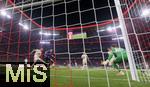 08.04.2025,  Fussball UEFA Championsleague 2024/2025: Viertelfinale Hinspiel, FC Bayern Mnchen - Inter Mailand, in der Allianz-Arena Mnchen. Siegtor fr Mailand, durch Davide Frattesi (2.v.li, Inter Mailand), der trifft zum 1:2 v.l. re: Torwart Jonas Urbig (FC Bayern Mnchen), li: Eric Dier (FC Bayern Mnchen)

  

