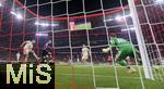 08.04.2025,  Fussball UEFA Championsleague 2024/2025: Viertelfinale Hinspiel, FC Bayern Mnchen - Inter Mailand, in der Allianz-Arena Mnchen. Siegtor fr Mailand, durch Davide Frattesi (2.v.li, Inter Mailand), der trifft zum 1:2 v.l. re: Torwart Jonas Urbig (FC Bayern Mnchen), li: Eric Dier (FC Bayern Mnchen)

  

