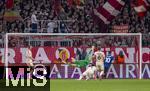 08.04.2025,  Fussball UEFA Championsleague 2024/2025: Viertelfinale Hinspiel, FC Bayern Mnchen - Inter Mailand, in der Allianz-Arena Mnchen.  Torschuss zum 0:1 von Lautaro Martinez (re, Inter Mailand), Torwart Jonas Urbig (FC Bayern Mnchen) fleigt vergeblich dem Ball nach, Min-jae Kim (Bayern Mnchen, Minjae Kim), Joshua Kimmich (FC Bayern Mnchen) und Eric Dier (li, FC Bayern Mnchen) knnen nur zusehen. 