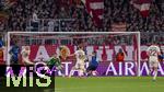 08.04.2025,  Fussball UEFA Championsleague 2024/2025: Viertelfinale Hinspiel, FC Bayern Mnchen - Inter Mailand, in der Allianz-Arena Mnchen.  Torschuss zum 0:1 von Lautaro Martinez (re, Inter Mailand), Torwart Jonas Urbig (FC Bayern Mnchen) fleigt vergeblich dem Ball nach, Min-jae Kim (Bayern Mnchen, Minjae Kim), Joshua Kimmich (FC Bayern Mnchen) und Eric Dier (li, FC Bayern Mnchen) knnen nur zusehen. 