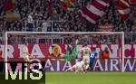 08.04.2025,  Fussball UEFA Championsleague 2024/2025: Viertelfinale Hinspiel, FC Bayern Mnchen - Inter Mailand, in der Allianz-Arena Mnchen.  Torschuss zum 0:1 von Lautaro Martinez (re, Inter Mailand), Torwart Jonas Urbig (FC Bayern Mnchen) fleigt vergeblich dem Ball nach, Min-jae Kim (Bayern Mnchen, Minjae Kim), Joshua Kimmich (FC Bayern Mnchen) und Eric Dier (li, FC Bayern Mnchen) knnen nur zusehen.