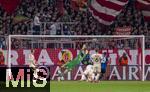 08.04.2025,  Fussball UEFA Championsleague 2024/2025: Viertelfinale Hinspiel, FC Bayern Mnchen - Inter Mailand, in der Allianz-Arena Mnchen.  Torschuss zum 0:1 von Lautaro Martinez (re, Inter Mailand), Torwart Jonas Urbig (FC Bayern Mnchen) fleigt vergeblich dem Ball nach, Min-jae Kim (Bayern Mnchen, Minjae Kim), Joshua Kimmich (FC Bayern Mnchen) und Eric Dier (li, FC Bayern Mnchen) knnen nur zusehen.