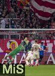 08.04.2025,  Fussball UEFA Championsleague 2024/2025: Viertelfinale Hinspiel, FC Bayern Mnchen - Inter Mailand, in der Allianz-Arena Mnchen.  Torschuss zum 0:1 von Lautaro Martinez (re, Inter Mailand), Torwart Jonas Urbig (FC Bayern Mnchen) fleigt vergeblich dem Ball nach, Min-jae Kim (Bayern Mnchen, Minjae Kim), Joshua Kimmich (FC Bayern Mnchen) knnen nur zusehen.