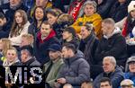 08.04.2025,  Fussball UEFA Championsleague 2024/2025: Viertelfinale Hinspiel, FC Bayern Mnchen - Inter Mailand, in der Allianz-Arena Mnchen. Der derzeit verletzte Torwart Manuel Neuer (li, FC Bayern Mnchen) muss das Spiel mit seiner Frau Anika von der Tribne mit ansehen.