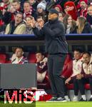 08.04.2025,  Fussball UEFA Championsleague 2024/2025: Viertelfinale Hinspiel, FC Bayern Mnchen - Inter Mailand, in der Allianz-Arena Mnchen. Trainer Vincent Kompany (FC Bayern Mnchen) gibt Anweisungen