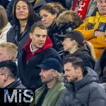 08.04.2025,  Fussball UEFA Championsleague 2024/2025: Viertelfinale Hinspiel, FC Bayern Mnchen - Inter Mailand, in der Allianz-Arena Mnchen. Der derzeit verletzte Torwart Manuel Neuer (li, FC Bayern Mnchen) muss das Spiel mit seiner Frau Anika von der Tribne mit ansehen.