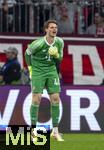08.04.2025,  Fussball UEFA Championsleague 2024/2025: Viertelfinale Hinspiel, FC Bayern Mnchen - Inter Mailand, in der Allianz-Arena Mnchen. Torwart Jonas Urbig (FC Bayern Mnchen) gibt Anweisungen.