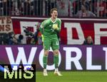 08.04.2025,  Fussball UEFA Championsleague 2024/2025: Viertelfinale Hinspiel, FC Bayern Mnchen - Inter Mailand, in der Allianz-Arena Mnchen. Torwart Jonas Urbig (FC Bayern Mnchen) gibt Anweisungen.