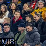 08.04.2025,  Fussball UEFA Championsleague 2024/2025: Viertelfinale Hinspiel, FC Bayern Mnchen - Inter Mailand, in der Allianz-Arena Mnchen. Der derzeit verletzte Torwart Manuel Neuer (li, FC Bayern Mnchen) muss das Spiel mit seiner Frau Anika von der Tribne mit ansehen.