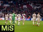 08.04.2025,  Fussball UEFA Championsleague 2024/2025: Viertelfinale Hinspiel, FC Bayern Mnchen - Inter Mailand, in der Allianz-Arena Mnchen. Enttuscht trotten die Bayern Spieler nach der Niederlage ber den Platz.  Sacha Boey (FC Bayern Mnchen), Torwart Jonas Urbig (FC Bayern Mnchen), Serge Gnabry (FC Bayern Mnchen), Harry Kane (FC Bayern Mnchen), Joshua Kimmich (FC Bayern Mnchen) 