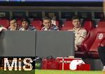 08.04.2025,  Fussball UEFA Championsleague 2024/2025: Viertelfinale Hinspiel, FC Bayern Mnchen - Inter Mailand, in der Allianz-Arena Mnchen. re: Thomas Mller (FC Bayern Mnchen) von Anbeginn auf der Bank. 2.v.re, Torwart Daniel Peretz (FC Bayern Mnchen) v.li: Joao Palhinha (FC Bayern Mnchen), Serge Gnabry (FC Bayern Mnchen)    