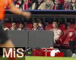 08.04.2025,  Fussball UEFA Championsleague 2024/2025: Viertelfinale Hinspiel, FC Bayern Mnchen - Inter Mailand, in der Allianz-Arena Mnchen. re: Thomas Mller (FC Bayern Mnchen) von Anbeginn auf der Bank. 2.v.re, Torwart Daniel Peretz (FC Bayern Mnchen) v.li: Joao Palhinha (FC Bayern Mnchen), Serge Gnabry (FC Bayern Mnchen)   
