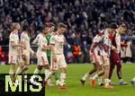 08.04.2025,  Fussball UEFA Championsleague 2024/2025: Viertelfinale Hinspiel, FC Bayern Mnchen - Inter Mailand, in der Allianz-Arena Mnchen. Enttuscht trotten die Bayern Spieler nach der Niederlage ber den Platz.  Sacha Boey (FC Bayern Mnchen), Torwart Jonas Urbig (FC Bayern Mnchen), Serge Gnabry (FC Bayern Mnchen), Harry Kane (FC Bayern Mnchen), Joshua Kimmich (FC Bayern Mnchen) Min-jae Kim (Bayern Mnchen, Minjae Kim), Konrad Laimer (FC Bayern Mnchen) 