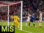08.04.2025,  Fussball UEFA Championsleague 2024/2025: Viertelfinale Hinspiel, FC Bayern Mnchen - Inter Mailand, in der Allianz-Arena Mnchen. Torjubel Thomas Mller (mitte, FC Bayern Mnchen) erzielt hier seinen 1:1 Ausgleichtreffer. li: Torwart Yann Sommer (Inter Mailand) und Alessandro Bastoni (Inter Mailand) ohne Chance, Harry Kane (re, FC Bayern Mnchen) schaut zu.