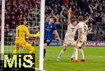 08.04.2025,  Fussball UEFA Championsleague 2024/2025: Viertelfinale Hinspiel, FC Bayern Mnchen - Inter Mailand, in der Allianz-Arena Mnchen. Torjubel Thomas Mller (2.v.re, FC Bayern Mnchen) nach seinem 1:1 Ausgleichtreffer. li: Torwart Yann Sommer (Inter Mailand) und Alessandro Bastoni (Inter Mailand) geschockt. re: Harry Kane (FC Bayern Mnchen) 