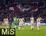 08.04.2025,  Fussball UEFA Championsleague 2024/2025: Viertelfinale Hinspiel, FC Bayern Mnchen - Inter Mailand, in der Allianz-Arena Mnchen. Enttuscht trotten die Bayern Spieler nach der Niederlage ber den Platz.  Sacha Boey (FC Bayern Mnchen), Torwart Jonas Urbig (FC Bayern Mnchen), Serge Gnabry (FC Bayern Mnchen), Harry Kane (FC Bayern Mnchen), Joshua Kimmich (FC Bayern Mnchen) 