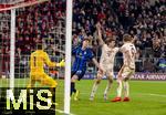08.04.2025,  Fussball UEFA Championsleague 2024/2025: Viertelfinale Hinspiel, FC Bayern Mnchen - Inter Mailand, in der Allianz-Arena Mnchen. Torjubel Thomas Mller (2.v.re, FC Bayern Mnchen) nach seinem 1:1 Ausgleichtreffer. li: Torwart Yann Sommer (Inter Mailand) und Alessandro Bastoni (Inter Mailand) geschockt. re: Harry Kane (FC Bayern Mnchen) 