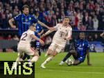 08.04.2025,  Fussball UEFA Championsleague 2024/2025: Viertelfinale Hinspiel, FC Bayern Mnchen - Inter Mailand, in der Allianz-Arena Mnchen. Francesco Acerbi (li, Inter Mailand) gegen Leon Goretzka (FC Bayern Mnchen) und Marcus Thuram (re, Inter Mailand) vorne li: Raphael Guerreiro (FC Bayern Mnchen) 
