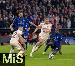08.04.2025,  Fussball UEFA Championsleague 2024/2025: Viertelfinale Hinspiel, FC Bayern Mnchen - Inter Mailand, in der Allianz-Arena Mnchen. Francesco Acerbi (li, Inter Mailand) gegen Leon Goretzka (FC Bayern Mnchen) und Marcus Thuram (re, Inter Mailand) 