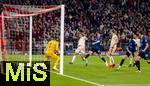 08.04.2025,  Fussball UEFA Championsleague 2024/2025: Viertelfinale Hinspiel, FC Bayern Mnchen - Inter Mailand, in der Allianz-Arena Mnchen. Torjubel Thomas Mller (mitte, FC Bayern Mnchen) erzielt hier seinen 1:1 Ausgleichtreffer. li: Torwart Yann Sommer (Inter Mailand) und Alessandro Bastoni (Inter Mailand) ohne Chance, Harry Kane (re, FC Bayern Mnchen) schaut zu.