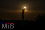 08.04.2025,  Fussball UEFA Championsleague 2024/2025: Viertelfinale Hinspiel, FC Bayern Mnchen - Inter Mailand, in der Allianz-Arena Mnchen.  Sonnenuntergang hinter der Gerd Mller Statue auf der Esplanade, es entsteht der Eindruck, die Sonne geht in seinen Hnden unter.