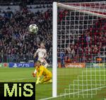 08.04.2025,  Fussball UEFA Championsleague 2024/2025: Viertelfinale Hinspiel, FC Bayern Mnchen - Inter Mailand, in der Allianz-Arena Mnchen. Harry Kane (FC Bayern Mnchen) trifft nur den Pfosten, Torwart Yann Sommer (Inter Mailand) am Boden 