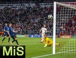 08.04.2025,  Fussball UEFA Championsleague 2024/2025: Viertelfinale Hinspiel, FC Bayern Mnchen - Inter Mailand, in der Allianz-Arena Mnchen. Harry Kane (FC Bayern Mnchen) trifft nur den Pfosten, Torwart Yann Sommer (Inter Mailand) am Boden, li: Benjamin Pavard (Inter Mailand).