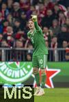 08.04.2025,  Fussball UEFA Championsleague 2024/2025: Viertelfinale Hinspiel, FC Bayern Mnchen - Inter Mailand, in der Allianz-Arena Mnchen. Torwart Jonas Urbig (FC Bayern Mnchen) gibt Lautstark Anweisungen.