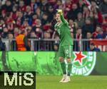 08.04.2025,  Fussball UEFA Championsleague 2024/2025: Viertelfinale Hinspiel, FC Bayern Mnchen - Inter Mailand, in der Allianz-Arena Mnchen. Torwart Jonas Urbig (FC Bayern Mnchen) gibt Lautstark Anweisungen.