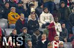 08.04.2025,  Fussball UEFA Championsleague 2024/2025: Viertelfinale Hinspiel, FC Bayern Mnchen - Inter Mailand, in der Allianz-Arena Mnchen. li: der derzeit verletzte Torwart Manuel Neuer (FC Bayern Mnchen) auf der Tribne als Zuschauer.
