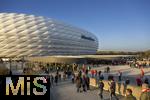 08.04.2025,  Fussball UEFA Championsleague 2024/2025: Viertelfinale Hinspiel, FC Bayern Mnchen - Inter Mailand, in der Allianz-Arena Mnchen. Extra Dcher fr Photovoltaik-Module wurden am Eingangsbereich installiert.
