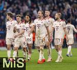 08.04.2025,  Fussball UEFA Championsleague 2024/2025: Viertelfinale Hinspiel, FC Bayern Mnchen - Inter Mailand, in der Allianz-Arena Mnchen. Bayern Spieler nach dem verlorenen Spiel, Thomas Mller (FC Bayern Mnchen), Joshua Kimmich (FC Bayern Mnchen), Sacha Boey (FC Bayern Mnchen), Harry Kane (FC Bayern Mnchen), Eric Dier (FC Bayern Mnchen), Konrad Laimer (FC Bayern Mnchen) 