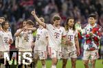 08.04.2025,  Fussball UEFA Championsleague 2024/2025: Viertelfinale Hinspiel, FC Bayern Mnchen - Inter Mailand, in der Allianz-Arena Mnchen. Enttuschter Abgang der Bayern Spieler nach dem verlorenen Spiel, Serge Gnabry (FC Bayern Mnchen), Joshua Kimmich (FC Bayern Mnchen), Thomas Mller (FC Bayern Mnchen), Sacha Boey (FC Bayern Mnchen) und Min-jae Kim (Bayern Mnchen, Minjae Kim) nachdenklich 