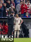08.04.2025,  Fussball UEFA Championsleague 2024/2025: Viertelfinale Hinspiel, FC Bayern Mnchen - Inter Mailand, in der Allianz-Arena Mnchen. v.li: Trainer Vincent Kompany (FC Bayern Mnchen) gibt Serge Gnabry (FC Bayern Mnchen) Instruktionen vor der Einwechslung.