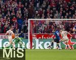 08.04.2025,  Fussball UEFA Championsleague 2024/2025: Viertelfinale Hinspiel, FC Bayern Mnchen - Inter Mailand, in der Allianz-Arena Mnchen. Siegtor: Davide Frattesi (2.v.re, Inter Mailand) trifft zum 2:1 Siegtreffer. re: Eric Dier (FC Bayern Mnchen) kann nicht eingreifen. li: Josip Stanisic (Bayern Mnchen) und Torwart Jonas Urbig (FC Bayern Mnchen) 