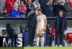 08.04.2025,  Fussball UEFA Championsleague 2024/2025: Viertelfinale Hinspiel, FC Bayern Mnchen - Inter Mailand, in der Allianz-Arena Mnchen. v.li: Trainer Vincent Kompany (FC Bayern Mnchen) gibt Thomas Mller (FC Bayern Mnchen) Instruktionen vor der Einwechslung.