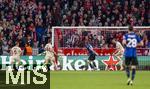 08.04.2025,  Fussball UEFA Championsleague 2024/2025: Viertelfinale Hinspiel, FC Bayern Mnchen - Inter Mailand, in der Allianz-Arena Mnchen. Siegtor: Davide Frattesi (2.v.re, Inter Mailand) trifft zum 2:1 Siegtreffer. li: Joshua Kimmich (FC Bayern Mnchen), Torwart Jonas Urbig (FC Bayern Mnchen), Josip Stanisic (re, Bayern Mnchen) und Eric Dier (FC Bayern Mnchen) knnen nicht eingreifen.