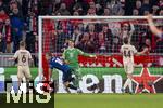 08.04.2025,  Fussball UEFA Championsleague 2024/2025: Viertelfinale Hinspiel, FC Bayern Mnchen - Inter Mailand, in der Allianz-Arena Mnchen. Siegtor: Davide Frattesi (2.v.li, Inter Mailand) trifft zum 2:1 Siegtreffer. li: Joshua Kimmich (FC Bayern Mnchen), Torwart Jonas Urbig (FC Bayern Mnchen), Josip Stanisic (re, Bayern Mnchen) geschockt 