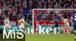 08.04.2025,  Fussball UEFA Championsleague 2024/2025: Viertelfinale Hinspiel, FC Bayern Mnchen - Inter Mailand, in der Allianz-Arena Mnchen. Siegtor: Davide Frattesi (2.v.re, Inter Mailand) trifft zum 2:1 Siegtreffer. li: Joshua Kimmich (FC Bayern Mnchen), Torwart Jonas Urbig (FC Bayern Mnchen), Josip Stanisic (re, Bayern Mnchen) und Eric Dier (FC Bayern Mnchen) knnen nicht eingreifen.