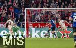 08.04.2025,  Fussball UEFA Championsleague 2024/2025: Viertelfinale Hinspiel, FC Bayern Mnchen - Inter Mailand, in der Allianz-Arena Mnchen. Siegtor: Davide Frattesi (2.v.re, Inter Mailand) trifft zum 2:1 Siegtreffer. li:  Torwart Jonas Urbig (FC Bayern Mnchen), Josip Stanisic (re, Bayern Mnchen) und Eric Dier (FC Bayern Mnchen) knnen nicht eingreifen.