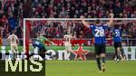 08.04.2025,  Fussball UEFA Championsleague 2024/2025: Viertelfinale Hinspiel, FC Bayern Mnchen - Inter Mailand, in der Allianz-Arena Mnchen. Siegtor: Davide Frattesi (2.v.li, Inter Mailand) trifft zum 2:1 Siegtreffer. li: Joshua Kimmich (FC Bayern Mnchen), Torwart Jonas Urbig (FC Bayern Mnchen), Josip Stanisic (re, Bayern Mnchen) geschockt 