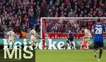 08.04.2025,  Fussball UEFA Championsleague 2024/2025: Viertelfinale Hinspiel, FC Bayern Mnchen - Inter Mailand, in der Allianz-Arena Mnchen. Siegtor: Davide Frattesi (2.v.re, Inter Mailand) trifft zum 2:1 Siegtreffer. li: Joshua Kimmich (FC Bayern Mnchen), Torwart Jonas Urbig (FC Bayern Mnchen), Josip Stanisic (re, Bayern Mnchen) und Eric Dier (FC Bayern Mnchen) knnen nicht eingreifen.