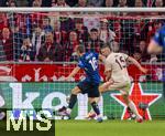 08.04.2025,  Fussball UEFA Championsleague 2024/2025: Viertelfinale Hinspiel, FC Bayern Mnchen - Inter Mailand, in der Allianz-Arena Mnchen. Siegtor: Davide Frattesi (li, Inter Mailand) trifft zum 2:1 Siegtreffer. re: Eric Dier (FC Bayern Mnchen) kann nicht eingreifen.