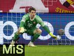 08.04.2025,  Fussball UEFA Championsleague 2024/2025: Viertelfinale Hinspiel, FC Bayern Mnchen - Inter Mailand, in der Allianz-Arena Mnchen. Torwart Jonas Urbig (FC Bayern Mnchen) konzentriert