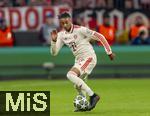 08.04.2025,  Fussball UEFA Championsleague 2024/2025: Viertelfinale Hinspiel, FC Bayern Mnchen - Inter Mailand, in der Allianz-Arena Mnchen. Michael Olise (FC Bayern Mnchen) am Ball 