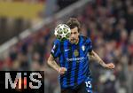 08.04.2025,  Fussball UEFA Championsleague 2024/2025: Viertelfinale Hinspiel, FC Bayern Mnchen - Inter Mailand, in der Allianz-Arena Mnchen. Francesco Acerbi (Inter Mailand) am Ball 
