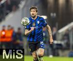 08.04.2025,  Fussball UEFA Championsleague 2024/2025: Viertelfinale Hinspiel, FC Bayern Mnchen - Inter Mailand, in der Allianz-Arena Mnchen. Francesco Acerbi (Inter Mailand) am Ball 